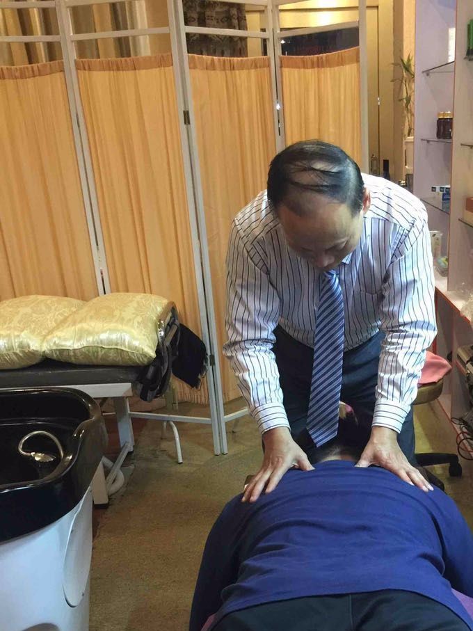 @ A 40-year-old male guest, when the blood pressure 172, he said a year ago after he had to do massage has been tinnitus so far, looking for a lot of doctors are unable to heal, see our FB, take the initiative to contact immediately Peter Wu,He adjusted for an hour, blood pressure dropped to 142, 
 and his spine position like 'twist', adjust it, and slowly give him a micro-treatment, his ears to improve the half of the!
@一位40多岁的男客戸，来时血压172，他说一年前他去做推拿后就一直耳鸣至今，找了很多医生都无法医治，看到我们的FB，主动联系马上来找Peter Wu，
幇他调理一小时后，血压就降到142了，他的脊椎的位置像'麻花'，调正它后，又慢慢给他用微处理，他的耳呜就改善一半了！